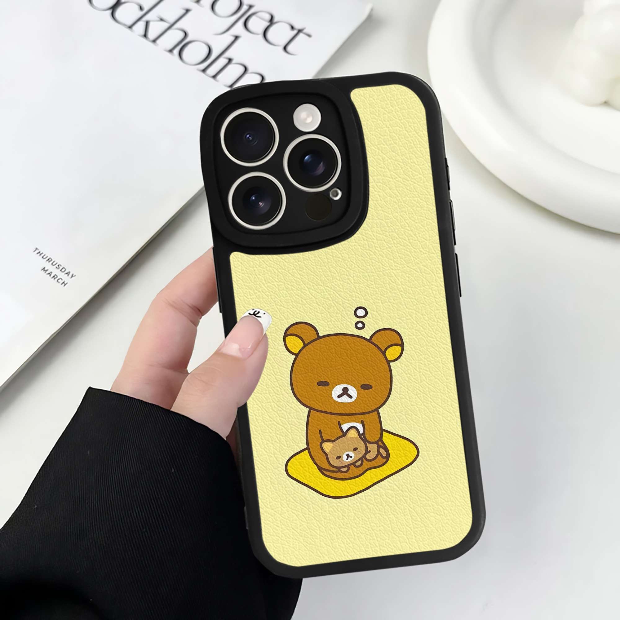 （画像用） リラックマ リラックマ キイロイトリ Rilakkuma Korilakkuma Kiiroitori 【iPhone 16シリーズ対応】シリコンスマホケース（レザー調） 材質：シリコン